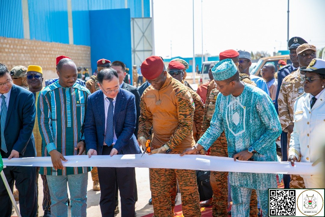 CapitaineIb226's tweet image. C'est avec une légitime fierté que j'ai inauguré, ce jour 20 mars 2025, à Laongo dans la commune de Ziniaré, région du Plateau-Central, la cimenterie de la Société Industrielle Sino Burkina de Ciments SA (CISINOB SA). 
D'une capacité de production de 2000 tonnes par jour, elle…