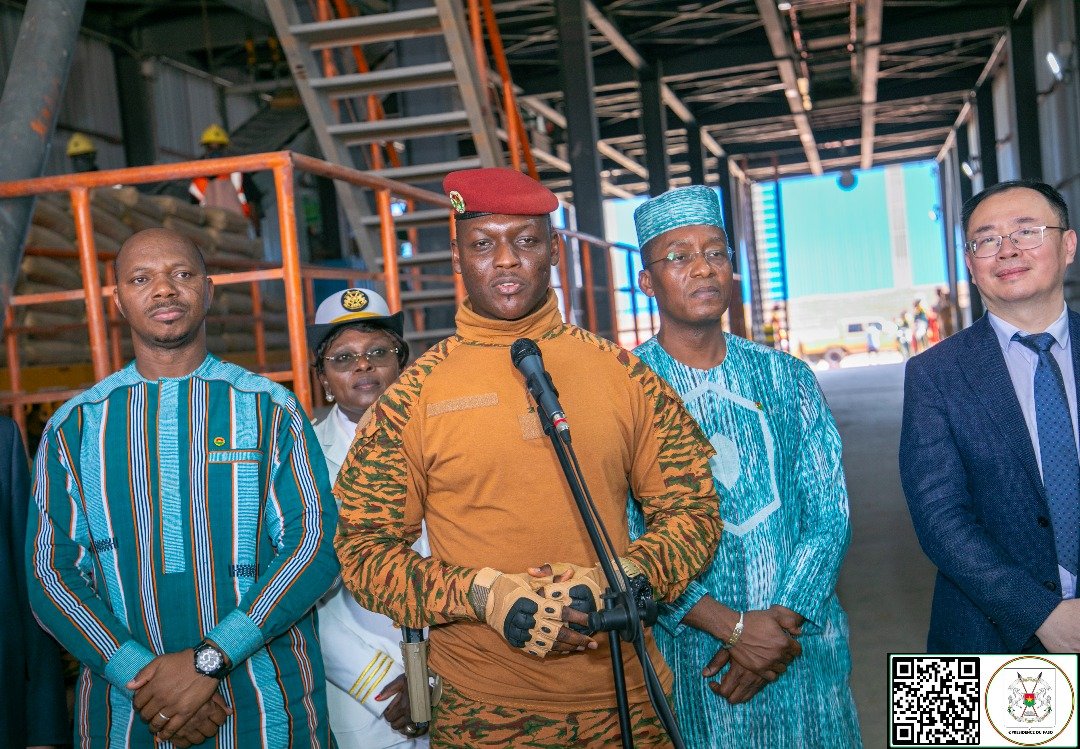 CapitaineIb226's tweet image. C'est avec une légitime fierté que j'ai inauguré, ce jour 20 mars 2025, à Laongo dans la commune de Ziniaré, région du Plateau-Central, la cimenterie de la Société Industrielle Sino Burkina de Ciments SA (CISINOB SA). 
D'une capacité de production de 2000 tonnes par jour, elle…