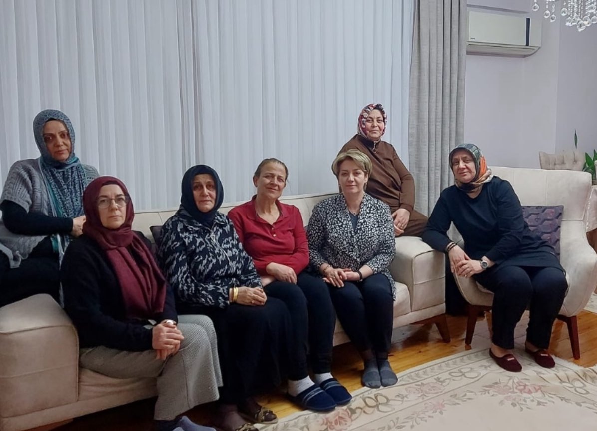 yyaseminozdemir's tweet photo. 📍#Gebze 

İstişare Kurulu üyemiz Fatma Ayar’a yakın zamanda vefat eden kayınvalidesi için taziye ziyaretinde bulundum.
Merhumeye Allah’tan rahmet;ailesine,yakınlarına, sevenlerine baş sağlığı ve sabır diliyorum.
Mekanı cennet olsun.🤲

@tugbaisikercan 
@AKKADINGM 
@tulaykaynarca 
@SahinTalus 
@akkadinkocaeli