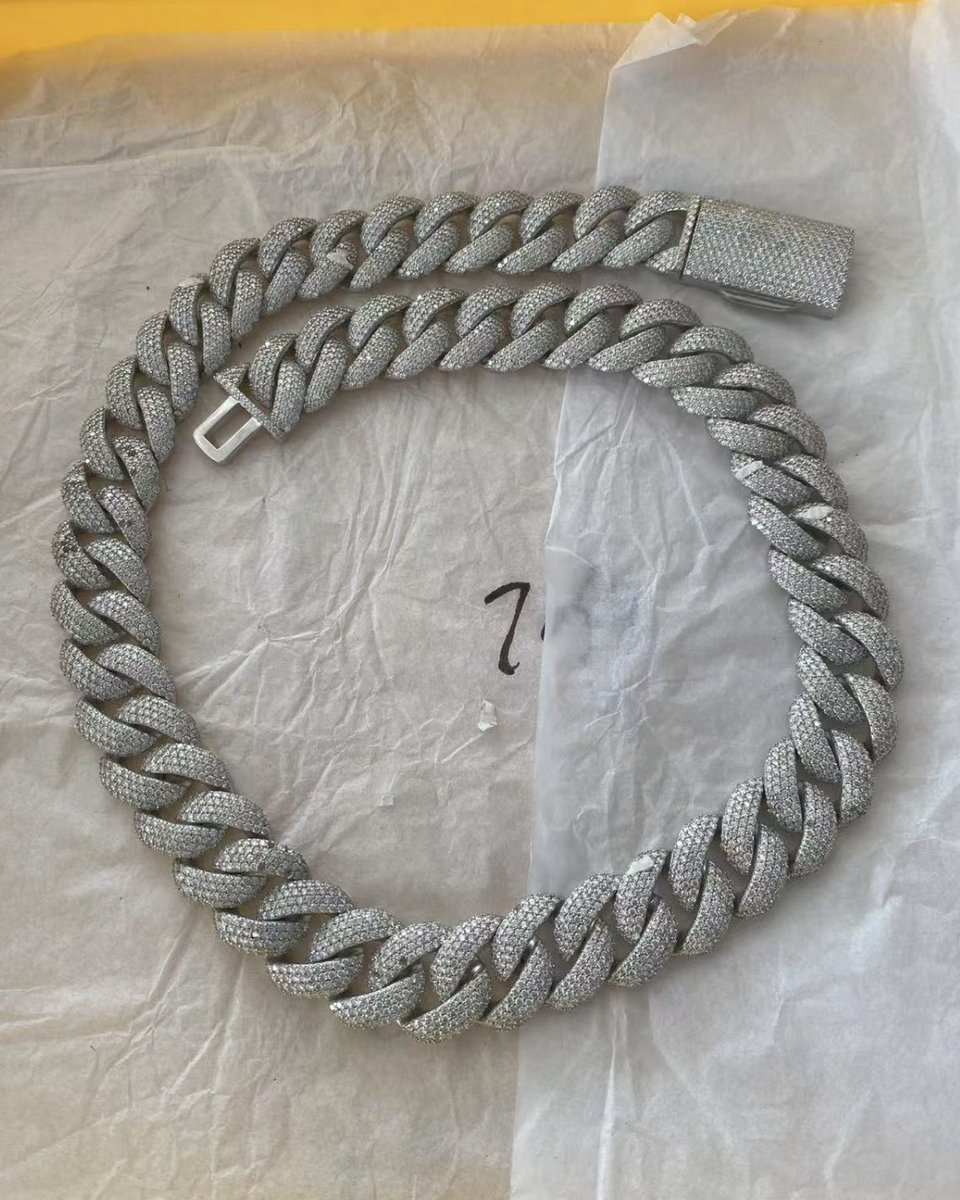 La Madrugá está fuera. Han sido dos años de trabajo y sacrificio, de estar lejos de mi familia y mis amigos de siempre. Dos años en los que me dije “sí” a mí mismo y “no” a los demás por un tiempo. Dos años de pasar noches durmiendo en el estudio y 12 horas diarias durante meses.