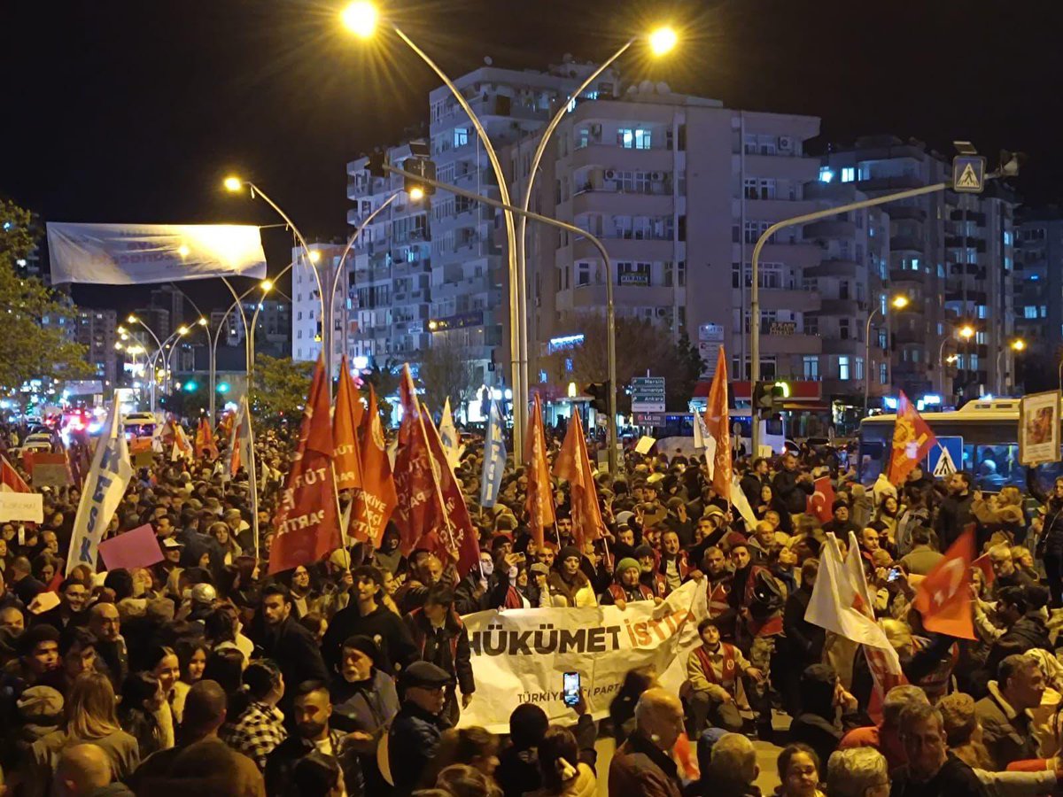adana_tip's tweet photo. Halkın iradesine, demokrasiye sahip çıkıyoruz. Adana’dan ses yükseltiyoruz. #SesVerTürkiye 
Hep beraber direneceğiz, dayanışmayla kazanacağız! https://t.co/l82GBmXuQM