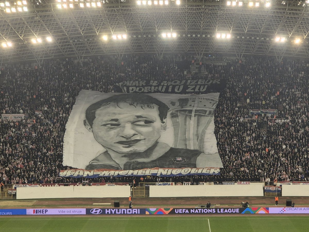 Les supporters croates rendent hommage à Jean-Michel Nicolier, militaire Français décédé en 1991 ! 🖤🇫🇷

Il s'était battu pour l'indépendance de la Croatie lors de la guerre de Yougoslavie. 🕊🇭🇷

📸 <a href="/bernardjurisic/">Bernard Jurišić</a>