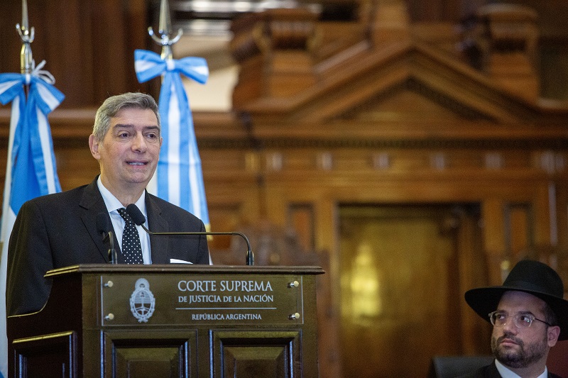 La Corte firmó un convenio con el Museo del Holocausto y la Asociación de Abogados Judíos
Apunta a promover actividades de cooperación, capacitación, investigación y difusión.
csjn.gov.ar/novedades/deta…