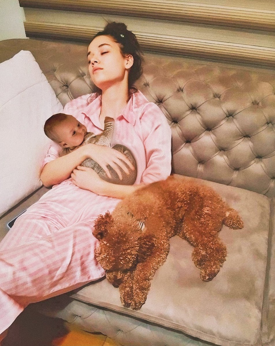 annisim beni emzirirken uyuyakaldii 👶🏼🤏🏻babisim de durur muu bizi cekmiss sonra babim beni annimin kucağından aldi 🤏🏻 annimin üstünü örtü ve beni uyutmaya calisti ehehe beceremedi o da uyudu simdi nagis ablamla odada oynuyos🙂‍↕️🤍 <a href="/seyferinnagisi/">nugget</a> odayi sanirim biras dagittik 👋🏻