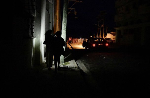 AlasTensas's tweet photo. 🚨🚨🚨Más razones por alertas oficiales de desapariciones en Cuba.

‼️‼️‼️‼️#AlertaYeniset‼️‼️‼️‼️
‼️‼️‼️‼️#AlertaMayde‼️‼️‼️‼️
💔 La situación de desastre que provocan los frecuentes apagones nacionales en Cuba tiene un impacto en las desapariciones de mujeres, niñas y niños, y de personas en general.

Ante los cortes eléctricos prolongados por 7️⃣2️⃣ horas y más, las alertas ciudadanas y los recursos familiares para la búsqueda quedan limitados al mínimo, pues dependen de Internet y la telefonía, que también se afectan con los apagones.

Hoy más que nunca es imprescindible una alerta oficial, que movilice todos los recursos estatales y ciudadanos disponibles en los apagones, así como un protocolo actualizado en entidades como la policía y medios de comunicación, que facilite las alertas tempranas.

Ponemos el foco sobre 2️⃣ casos sucedidos alrededor del último apagón nacional (del 15 al 17 de marzo de 2025), verificados por proyectos y organizaciones:
🔴Doraiky Águila Vázquez, en situación de desaparición desde el 15 de marzo en Lawton, La Habana. 
🔴Julia Salvadora Segura Guerra, desaparecida el 15 de marzo y hallada muerta en su hogar en Primero de Enero, Ciego de Ávila.

Recordamos a la ciudadanía que dispone de las fichas creadas para estos casos para facilitarle a cualquier persona recopilar los datos imprescindibles a publicar en caso de desapariciones de personas.
#NuncamásSolas
#MeTooCuba
#AlasTensas
#OGAT
#YoSíTeCreo