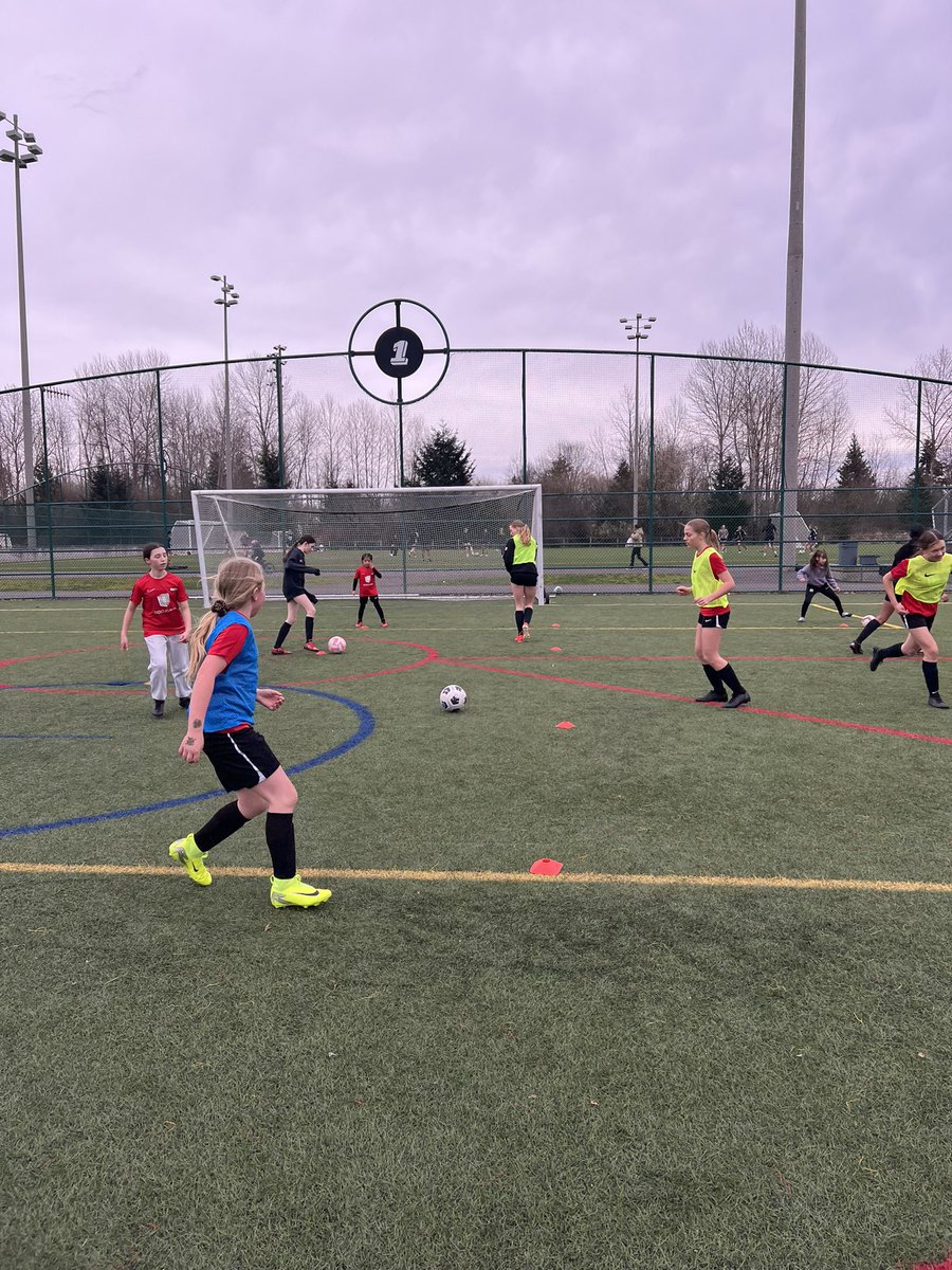 CrossfireSelect's tweet image. G11 B team ran some of the practice activities last night with their sister team G16 B team.  Thank you for the assist! 😉 ❤️