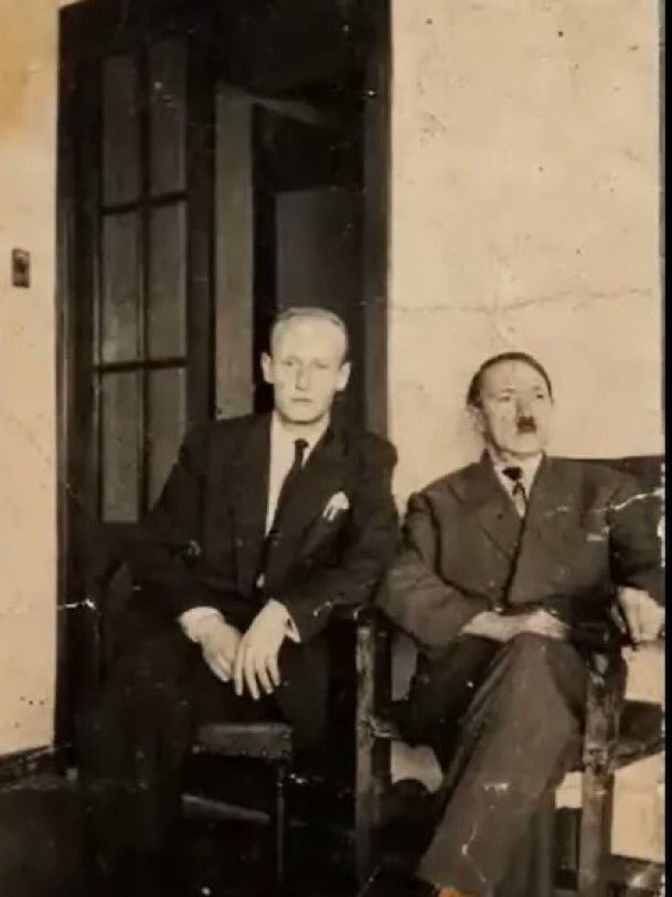 Bracesco2023's tweet photo. ARCHIVOS JFK:
CIA: Hitler oculto en Argentina desde 1955.
Llegó de Berlín a Maracaibo y luego pasó a Colombia, para destino final Argentina.
Fotografía con Philip Citroën, oficial de las SS que trabajaba para EE.UU.. https://t.co/K0ZtMVp6U8