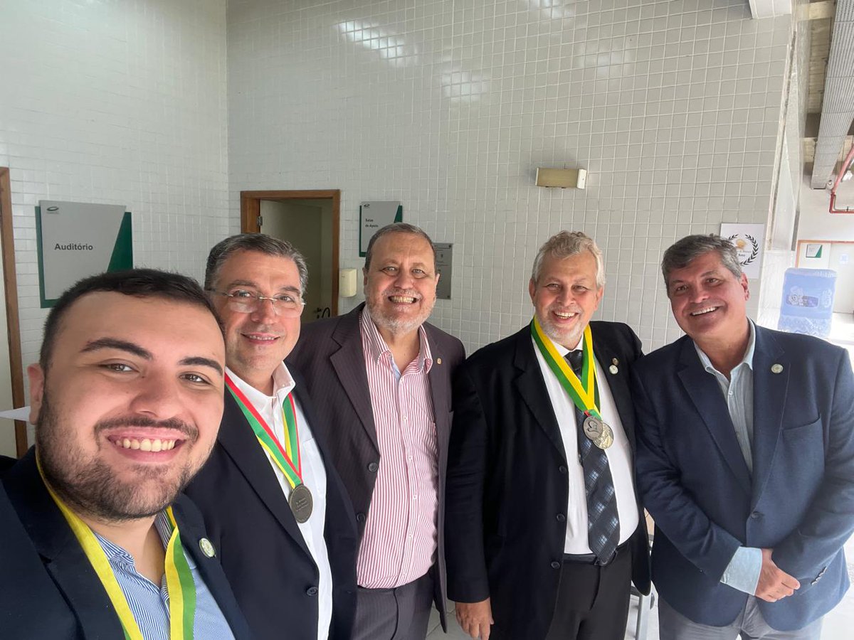 SavioNevesRJ's tweet photo. Ontem tive a honra de receber na UFRJ, das mãos do Reitor Roberto Medronho, a Comenda GURIRI, junto com muitos amigos que também fazem parte do Conselho Minerva, como Francisco Victer, Ricardo Martins, Paulo Horn e Wagner Victer. https://t.co/MQUSvSLNEx