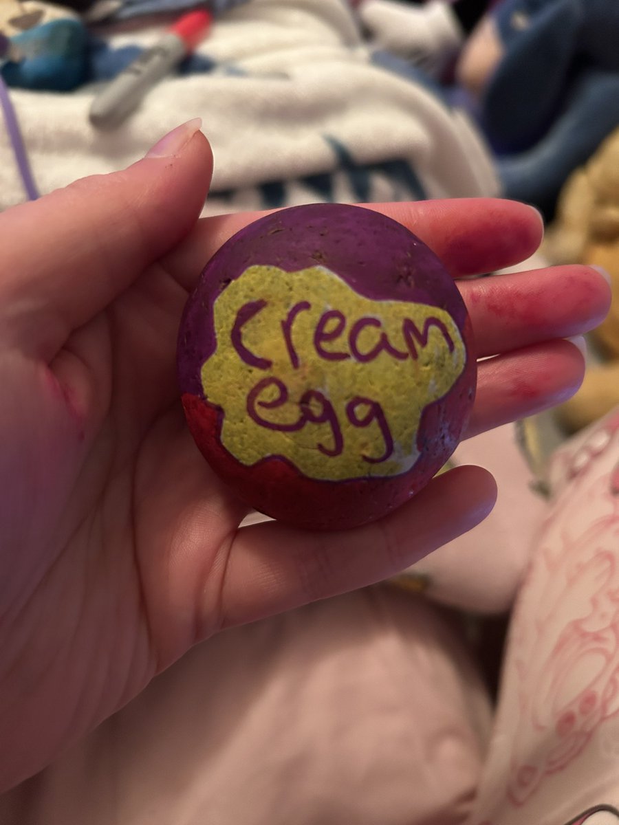 vicbelle44's tweet photo. @CadburyUK I love cream eggs so much I decided to put my love on to a rock what do you think? https://t.co/vDNYXaj04p