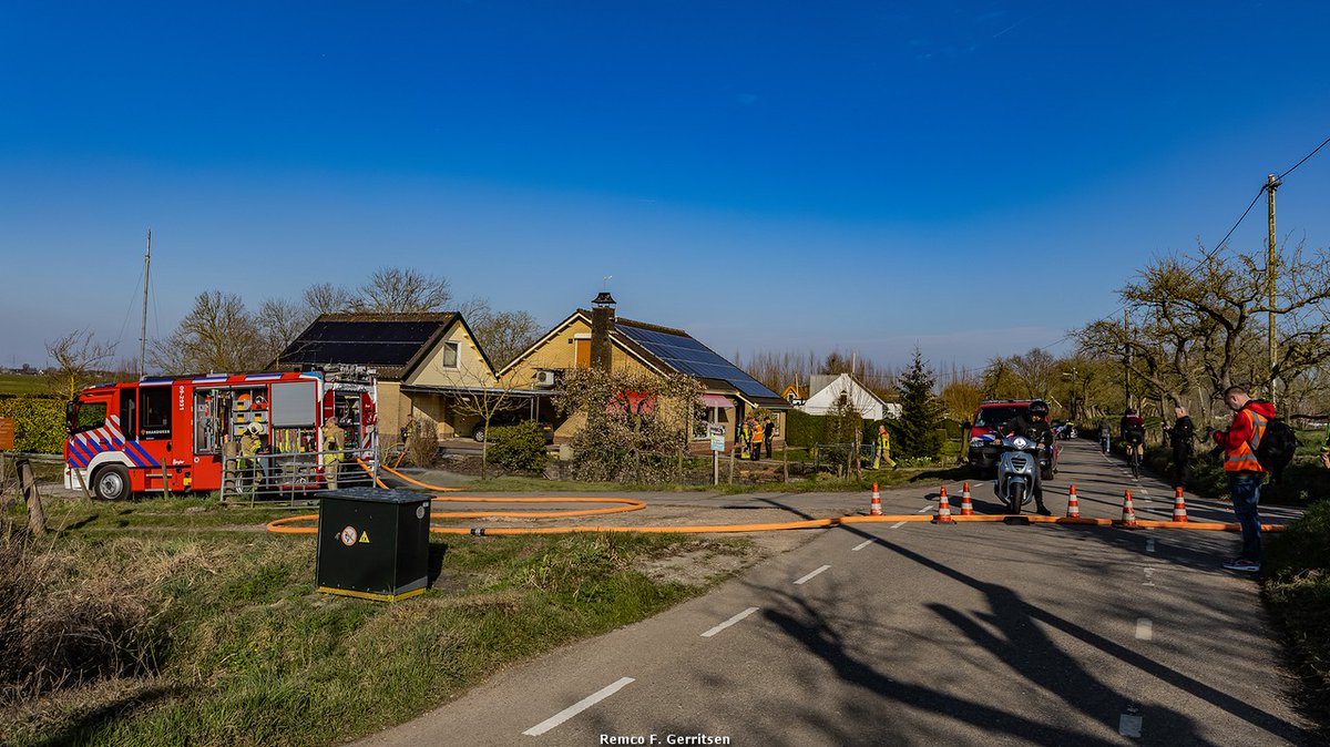 RFGFotografie's tweet photo. https://t.co/v7nKz30byU
Grote brand in tuinhuis/heg aan de Hekendorpse Buurt te #Hekendorp https://t.co/4f1ZD7UM3V