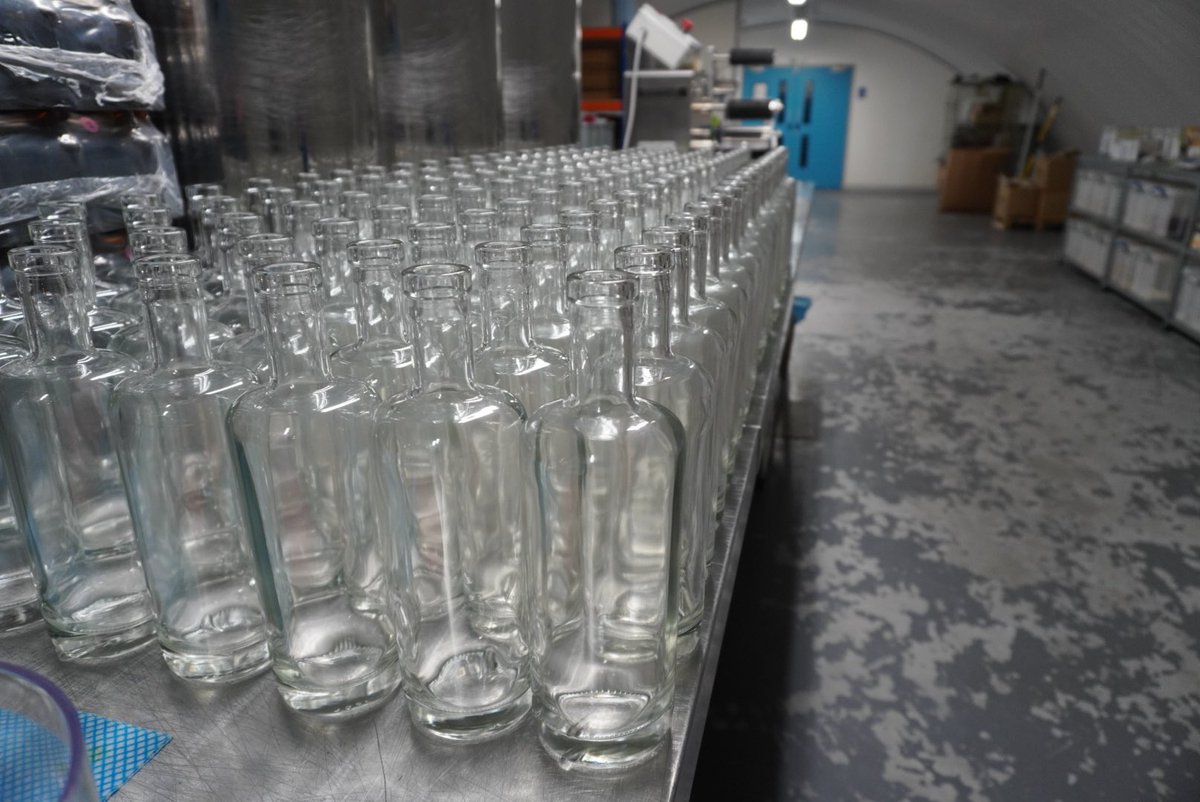 ʙᴀᴛᴄʜ ɴ𝟺𝟹

Our Classic Old Tom Gin will be back on the bottling line tomorrow morning. Produced in two stages of distillation and compounding, the gin is finished with Egyptian chamomile flowers and our signature Moroccan saffron threads.

thehouseofbotanicals.co.uk/product/house-…