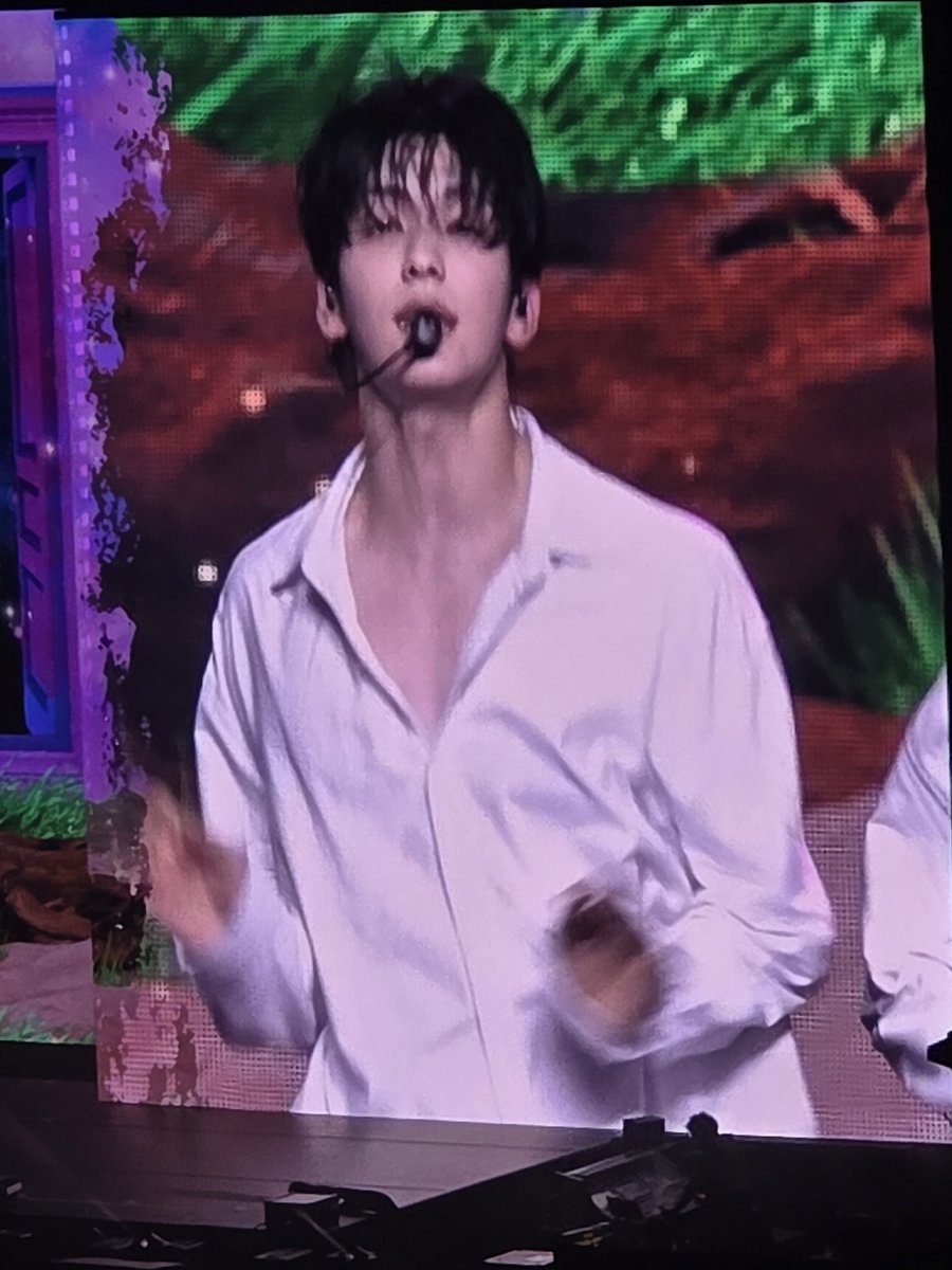 Y1JISUNG's tweet photo. CHOI SOOBIN ARE YOU CRAZY ??

#TXT_TOUR_ACTPROMISE_EP2 #TXTinbarcelona #SOOBIN https://t.co/anTLVYwEGf