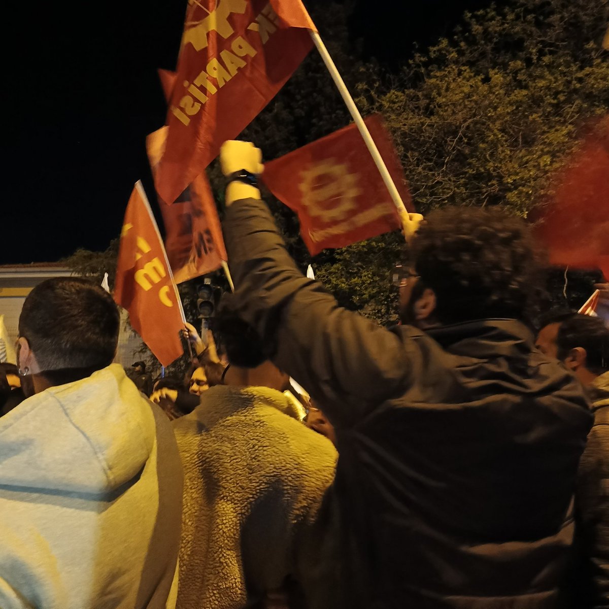 imrekHalili01's tweet photo. Adana’da On binler yürüdü, polis barikatı aşıldı.Turgut Özal’da toplanan on binlerce kişi iş,  ekmek,özgürlük, Faşizme karşı omuz omuza, kurtuluş yok tek başına ya hep beraber ya hiçbirimiz, birleşe birleşe kazanacağız, genel grev genel direniş, hükümet istifa gibi sloganlar attı https://t.co/TIVMBZ6vaF