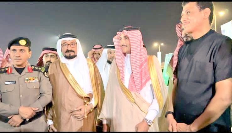 mhjry1404's tweet photo. نهائي #مجعر يشتعل بالحماس والتنافس: محافظ #صامطة يتوّج شباب #الجاضع أبطالًا في حدث رياضي ومجتمعي متميز

صامطة - حسن المهجري

في أجواء مليئة بالحماس والروح الرياضية، رعى محافظ صامطة الدكتور خفير بن زارع العمري، اليوم، المباراة النهائية لبطولة مجعر لكرة القدم، التي أُقيمت على ملعب البلدية في مجعر، بحضور جماهيري كبير تجاوز التوقعات.

البطولة، التي نظمها فريق مجعر الرياضي بكفاءة عالية، شهدت مشاركة نخبة من الفرق المحلية، وحظيت باهتمام واسع من عشاق كرة القدم، بالإضافة إلى حضور بارز لمسؤولين ومشايخ ووجهاء وأهالي المحافظة، في مشهد عكس التلاحم المجتمعي والحرص على دعم هذه الفعاليات.

واستطاع فريق شباب الجاضع خطف الأضواء بحسمه لقب البطولة في مواجهة قوية مع فريق تعاون القيوس، انتهت بنتيجة 1-0.

امتدت المباراة ستين دقيقة من الإثارة والتشويق، اتسمت بمنافسة حامية وأداء فني رفيع من الفريقين، حيث تبادل اللاعبون الهجمات المرتدة والتكتيكات المدروسة، مما أبقى الجماهير في ترقب مستمر حتى النهاية.
وسُجّل هدف الفوز الوحيد في الشوط الثاني، ��يمنح شباب الجاضع انتصارًا مستحقًا أشعل فرحة جماهيرهم في المدرجات.

وأثنى المحافظ على الجهود التنظيمية التي ساهمت في نجاح البطولة، مؤكدًا أن الروح الرياضية التي سادت الحدث تعكس نضج شباب المحافظة ووعيهم. وأضاف أن هذه الفعاليات ليست مجرد منافسات رياضية، بل منصة فعّالة لدعم الشباب، وصقل مواهبهم، وتعزيز دورهم في التنمية المجتمعية.
كما هنّأ فريق شباب الجاضع على إنجازهم، وحثّ باقي الفرق على بذل المزيد من الجهد للتألق في المستقبل.  
وأضاف الحدث بُعدًا مجتمعيًا مميزًا من خلال فعاليات مصاحبة ذات قيمة إنسانية وتوعوية شملت هذه الفعاليات حملة للتبرع بالدم لاقت إقبالًا كبيرًا، وبرنامج "اعرف أرقامك" لتوعية المشاركين بمتابعة مؤشراتهم الصحية كالسكر والضغط، ومبادرة "صم بصحة" لتعزيز نمط الحياة الصحي.
كما عُقدت ورشة عمل حول الإسعافات الأولية قدّمها مختصون لتعليم الحضور مهارات التعامل مع الحالات الطارئة.
وحققت هذه المبادرات تفاعلًا إيجابيًا وإشادة واسعة من الجمهور والمسؤولين لدورها في تعزيز الوعي الصحي والتكافل الاجتماعي.

وفي الختام، سلّم المحافظ كأس البطولة وميداليات الفوز لفريق شباب الجاضع، وكرّم الفرق المشاركة واللجان المنظمة التي عملت بجد لضمان نجاح الفعالية.