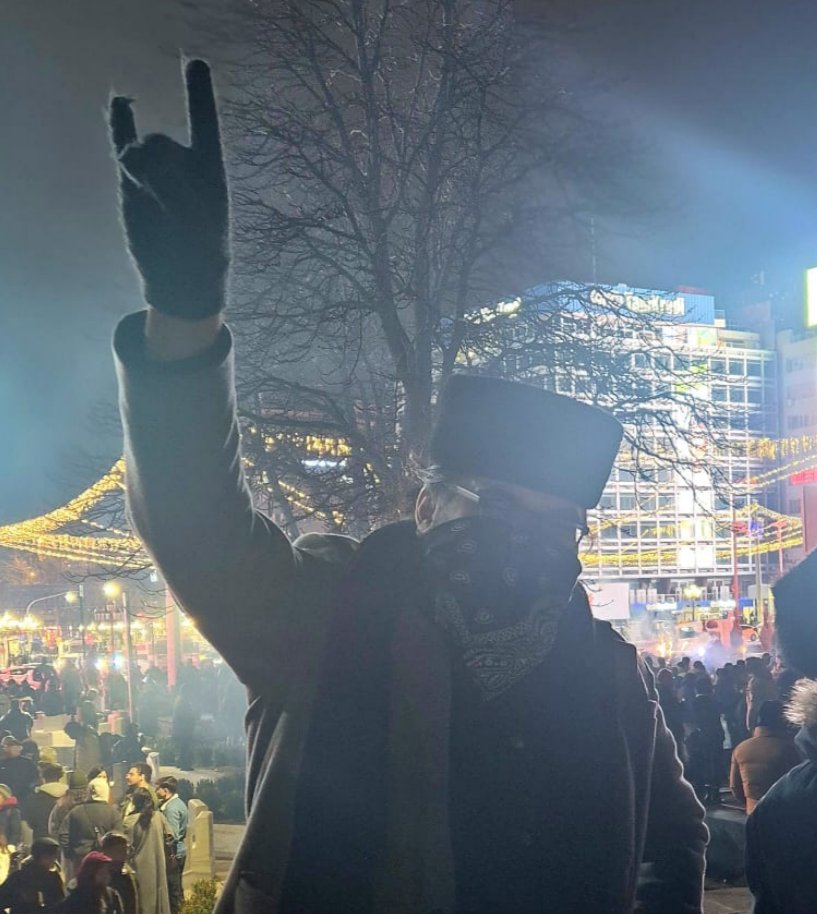 "kim kaldı meydanda kimler var söyle, 
ancak Türk ırkıdır direnir böyle"