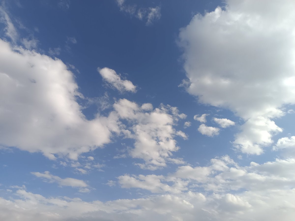 لماذا الغيوم بيضاء ؟
لأن أيدي البشر لاتصل إليهِا