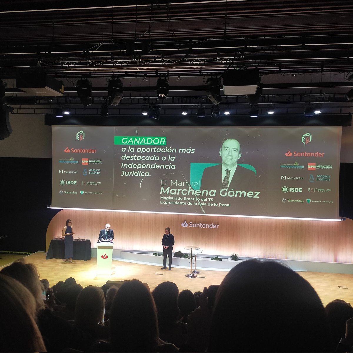 🏆Arrancamos con el 1er premio a la independencia jurídica 👨‍⚖️⚖️ a  Don Manuel Marchena. Magistrado Emérito del TS Expresidente de la Sala de lo Penal.

Qué nos recuerda que "El agradecimiento es la mayor de las virtudes." ✨

Arrancamos la entrega de premios 🏆
<a href="/EconomistJurist/">Economist & Jurist</a>