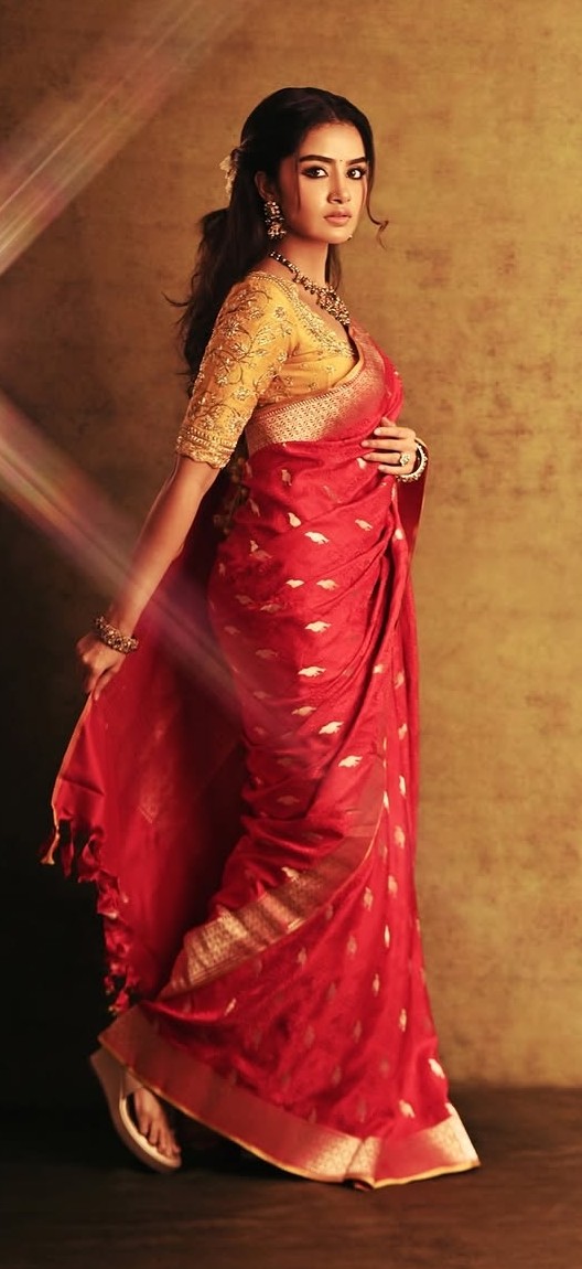 CinemaRumours's tweet photo. The epitome of elegance and talent! ✨😍 #AnupamaParameswaran never fails to captivate us with her charm! ❤️🔥 #Anupamaa #AnupamaParameswaranhot #Anupamahot #CinemaRumours https://t.co/KYDiCXFdN4