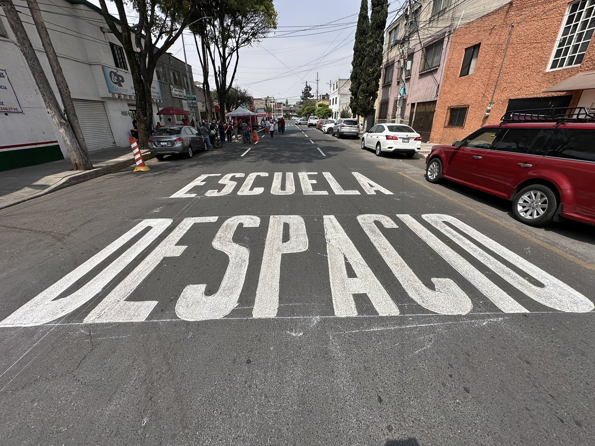 AzcapotzalcoMx's tweet photo. Otro #CruceSeguro🚸 en #Azcapotzalco!
Hoy trabajamos en mejorar la seguridad vial en el Jardín de Niños “Lic. Álvaro Gálvez y Fuentes”, en la colonia #DelGas. Con esta acción, seguimos protegiendo a las infancias y garantizando entornos más seguros para quienes caminan por nuestras calles.
#BienestarParaElPueblo