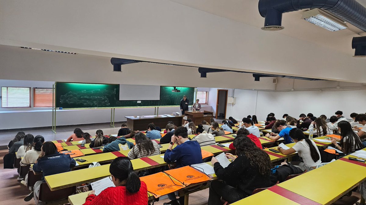 belenpinar's tweet photo. Mucha suerte 🍀 a nuestros alumn@s de @IesPinarOficial  que se han presentado hoy a la XVI Olimpiada Española de Economía Fase Local @BlogAmpa @economicas_uva @OlimpiadaEconom 🍀🍀 https://t.co/iVZI2O7URe