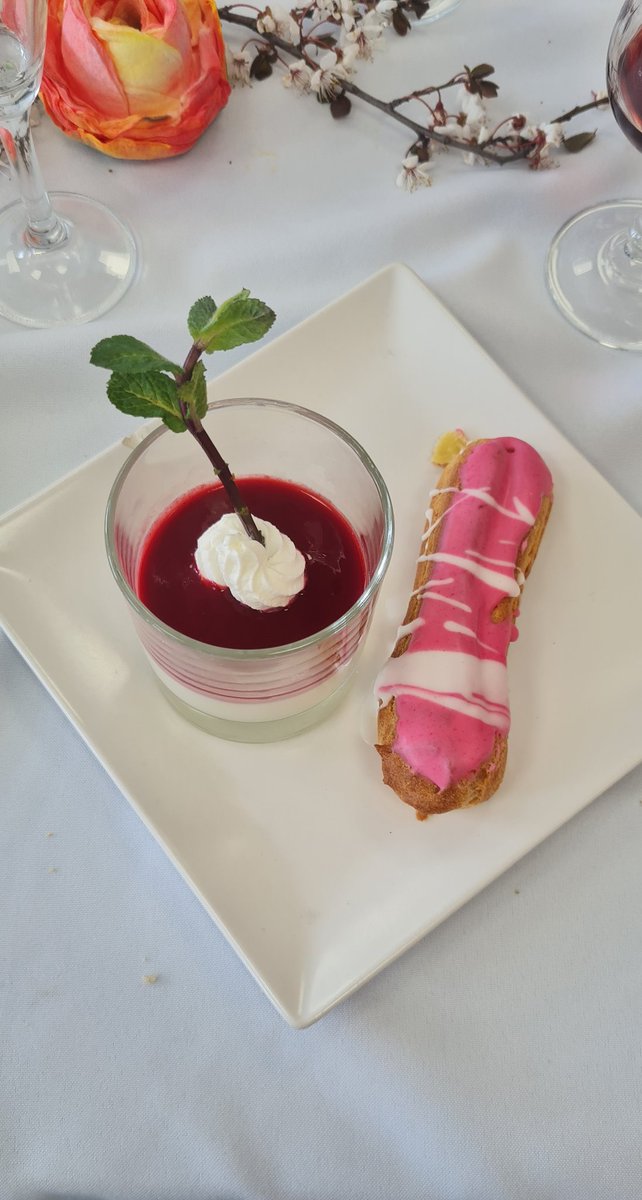 Repas de printemps à La Barberolle, préparé par les #Segpa.Menu haut en couleur. Restaurant ouvert à tous.<a href="/CollegeGeGaud/">Collège Gérard Gaud</a>