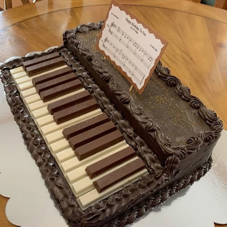 bsecuit's tweet image. piano cake