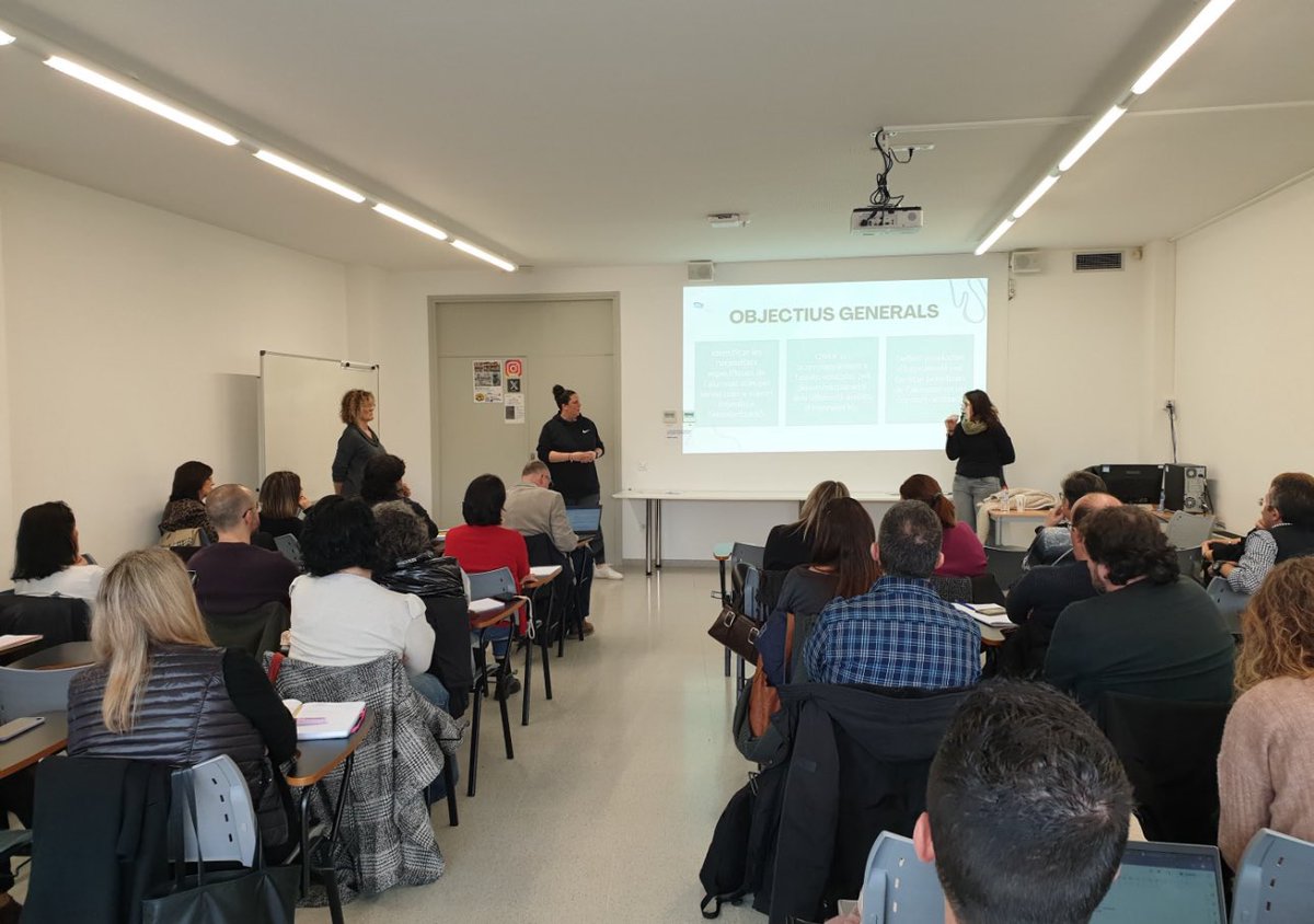 se_selva2's tweet photo. 3a Trobada de direccions de la #selva2. Treballem els protocols amb la inspectora Mercè Torroella i amb l’acompanyament de les referents de la #usav #barnahus i #cocobe Moltíssimes gràcies!
Acabem la Jornada amb la presentació del #CEEPSIR a càrrec del @ceeventijol https://t.co/qyx9hutaQP