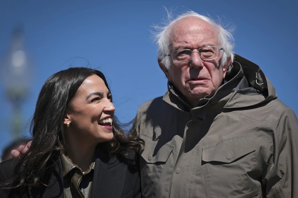 MarioNawfal's tweet image. 🇺🇸BERNIE AND AOC TAKE AIM AT BILLIONAIRES IN COLORADO RALLIES

At a packed Vegas stop, Sanders said it flat-out: the Democratic Party needs fewer elites and more people who “get their hands dirty” and “struggle to put food on the table.”

They’re now taking that message to…