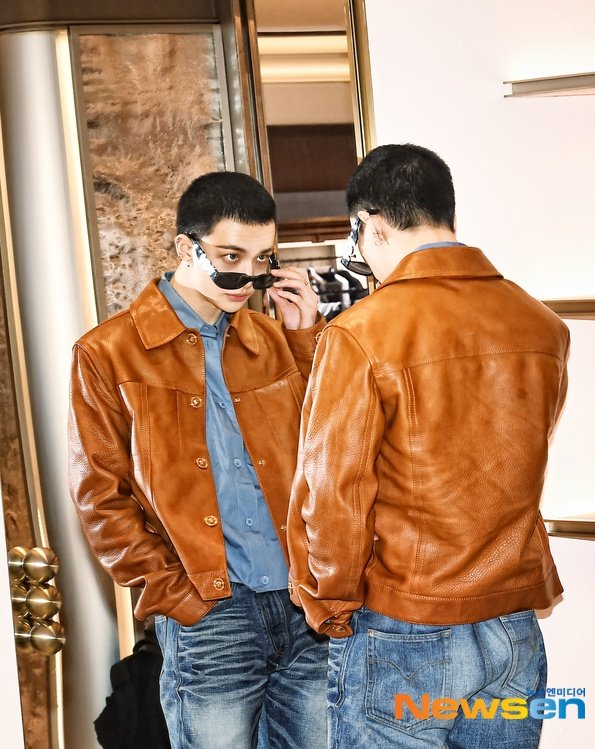 hyunjinpost's tweet photo. HE'S SO COOL https://t.co/FSbx7bHgg5