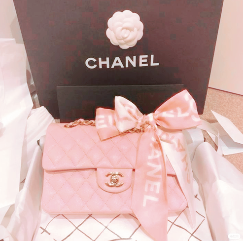 coloredsilver's tweet photo. Pastel y pequeño buffet les aguardan en noche, y al lado de la silla de ella se encuentran cajas de regalos. Si de él dependiera, le regalaría lo que desease. Pero...

Están comenzando a quedarse sin espacio. Y eso es algo que tendrán que discutir (?). https://t.co/VtAJcEpjyx