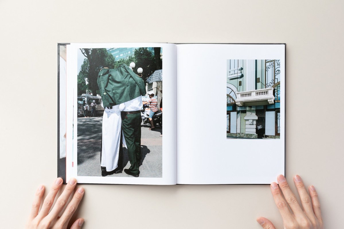 イタリア人写真家、シモーネ・サピエンツァによる写真集。

1975年4月30日、北ベトナム軍の戦車がサイゴンの大統領宮殿の門をくぐり、残酷な米軍との戦争の終結と、西洋の政権から独立した新しい時代の始まりを告げた。それから40年以上が経過した現在、
iack.online/products/charl…