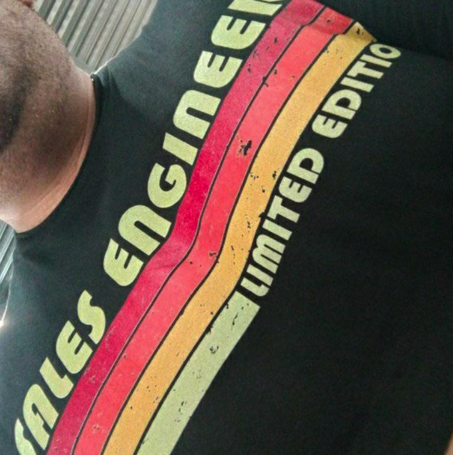 Hace rato que estaba haciendo unas cosas un dude se me acerco todo emocionado porque vio mi playera, es la primera vez que alguien en verdad sabe el significado