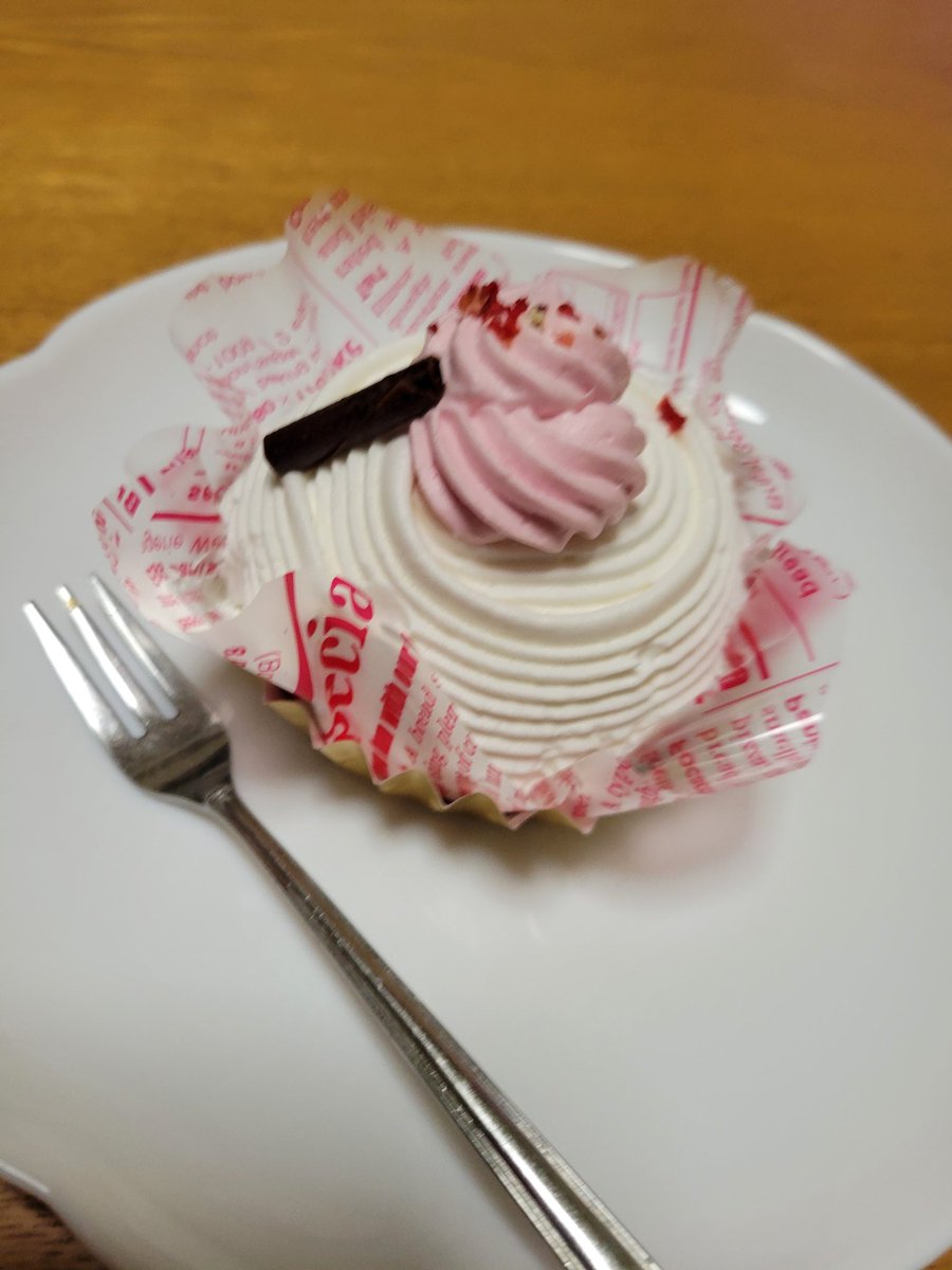 hassy_tomoe's tweet photo. 昨日息子がケーキを買ってきてくれた。
今日が結婚記念日だ。
記念に画像を残しておこう。 https://t.co/RQPfhzcl6z