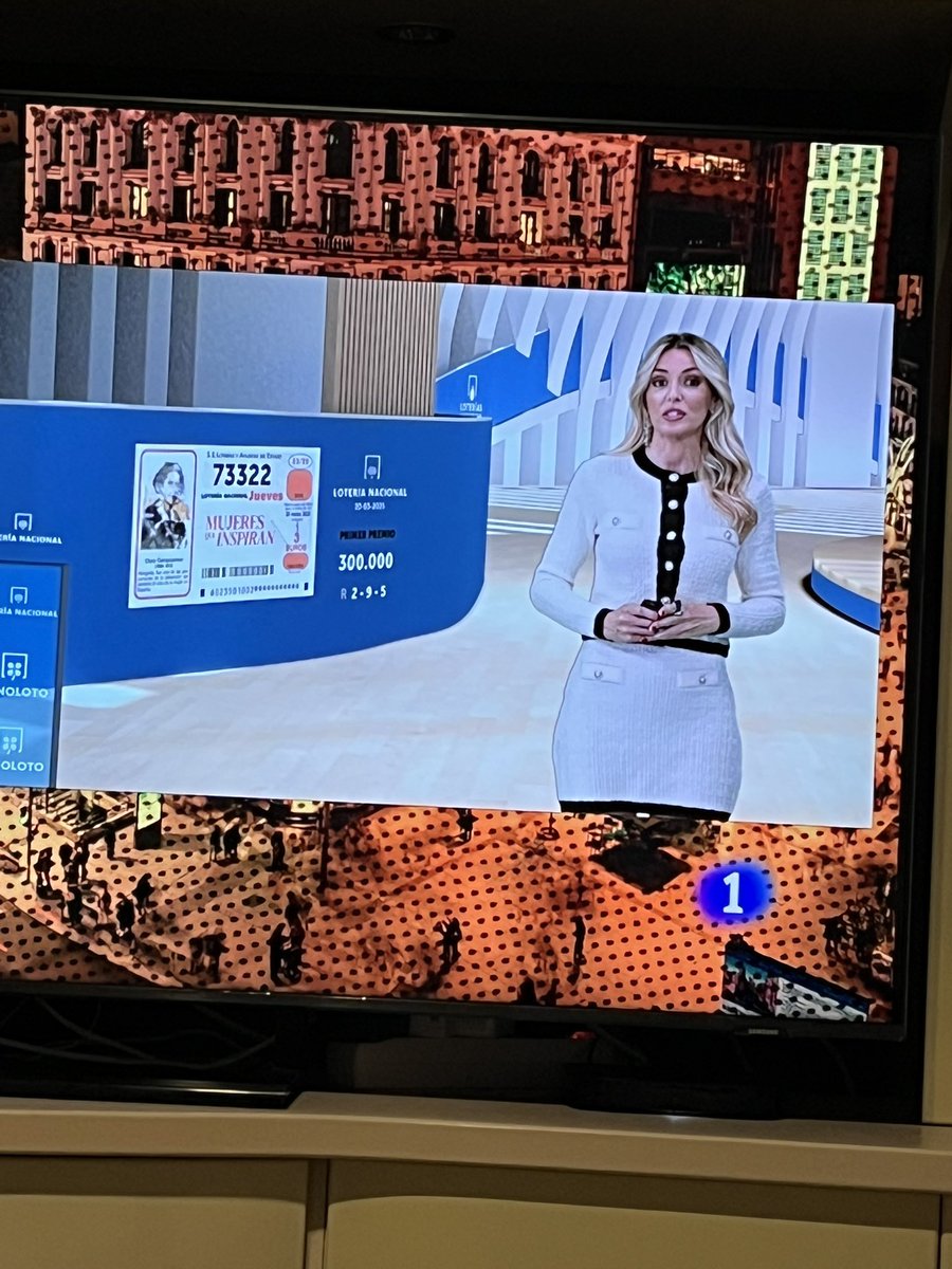 aaalonsoooo's tweet photo. No sabía que @MercheOficial ahora presentara la lotería. #LaRevuelta @LaRevuelta_TVE https://t.co/3hRGgsmq7z