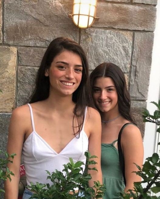 simp4charchar's tweet photo. Charli and Dixie are so cute together
#charlidamelio #dixiedamelio #tiktokqueen https://t.co/wdGb8VjN0I