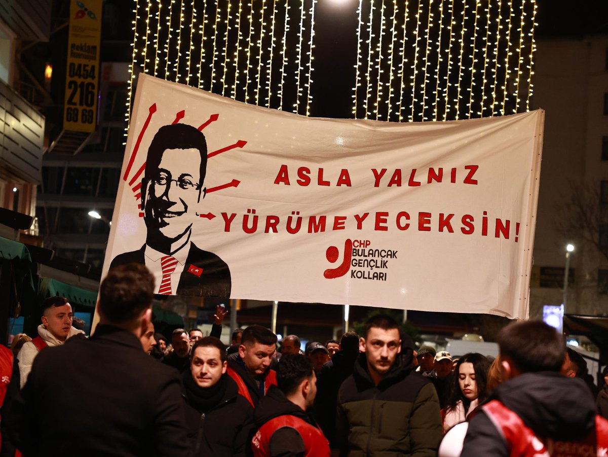 Tayyip’çi oldunuz...
Menderes’çi oldunuz...
Gülen’ci oldunuz...
Yarın’a Allah kerim...

Haaa biz mi?
Biz hep Atatürk’çü!
Dün, bugün, yarın...

Ya Şimdi, Ya Hiç! ✊🏻