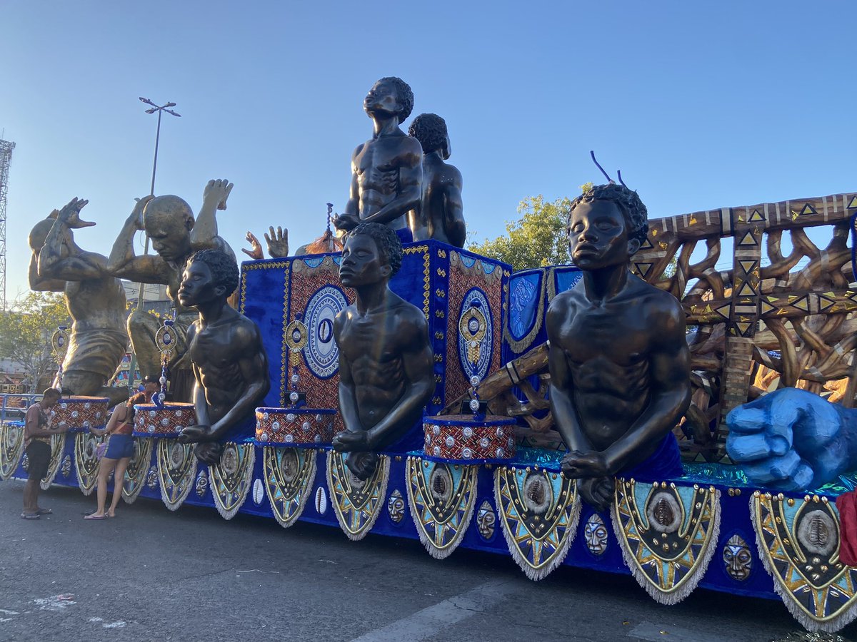 CarnavalDBrasil's tweet photo. Carros alegoricós de Bambas da Alegria em zona de concentração 🟨🟦🟥

#CarnavalDeUruguaiana2025 https://t.co/rdhJ5liUSF