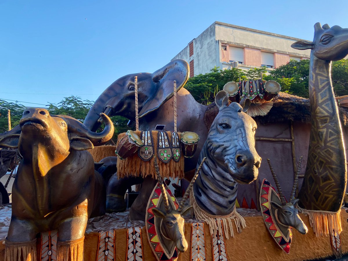CarnavalDBrasil's tweet photo. Carros alegoricós de Bambas da Alegria em zona de concentração 🟨🟦🟥

#CarnavalDeUruguaiana2025 https://t.co/rdhJ5liUSF