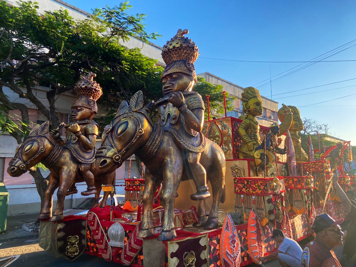 CarnavalDBrasil's tweet photo. Carros alegoricós de Bambas da Alegria em zona de concentração 🟨🟦🟥

#CarnavalDeUruguaiana2025 https://t.co/rdhJ5liUSF