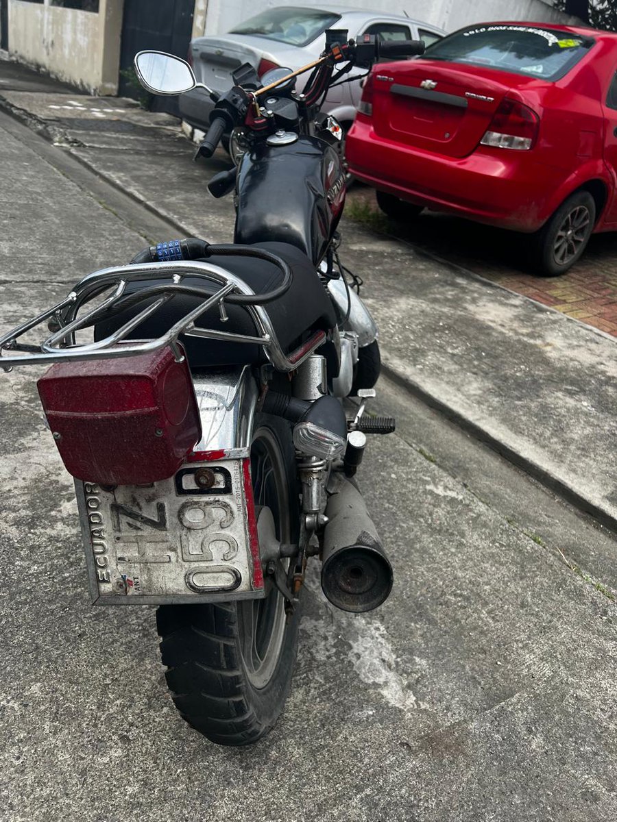 PoliciaEcZona8's tweet photo. 2 APREHENDIDOS Y UN ARMA DE FUEGO DECOMISADA
En la Atarazana Modelo, #Guayaquil, se aprehendió a 2 sujetos, presuntos vinculados en el delito de robo a personas con arma de fuego.
Fueron puestos a orden de las autoridades competentes.
#CompromisoInquebrantable https://t.co/TNkSKqMNhj