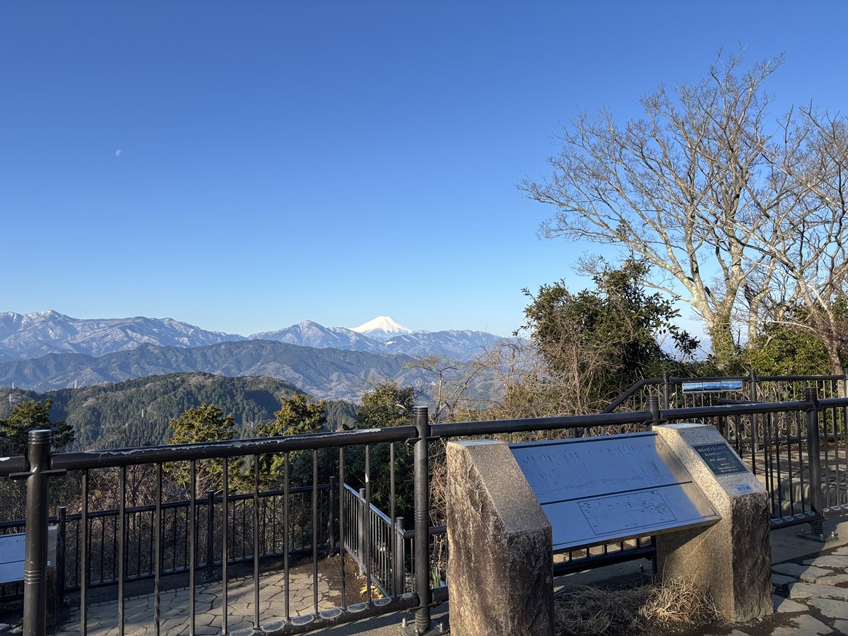 dee_walksnaps's tweet photo. 早朝、高尾山 山頂より
いい天気でいい感じの富士山🗻 https://t.co/P72F25MKWM