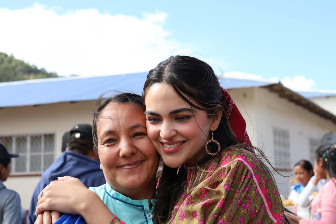 FreddyOliviery's tweet image. ¿Por qué @LillyTellez le tiene tanto odio a @AndreaChavezTre?

Es fácil, #Andrea tiene todo lo que #Lilly siempre deseó y nunca tuvo, ni tendrá: 

#Andrea es joven con ideales, es cercana al pueblo y la gente la ama, apoya diariamente a su natal Chihuahua, ha ganado elecciones y…