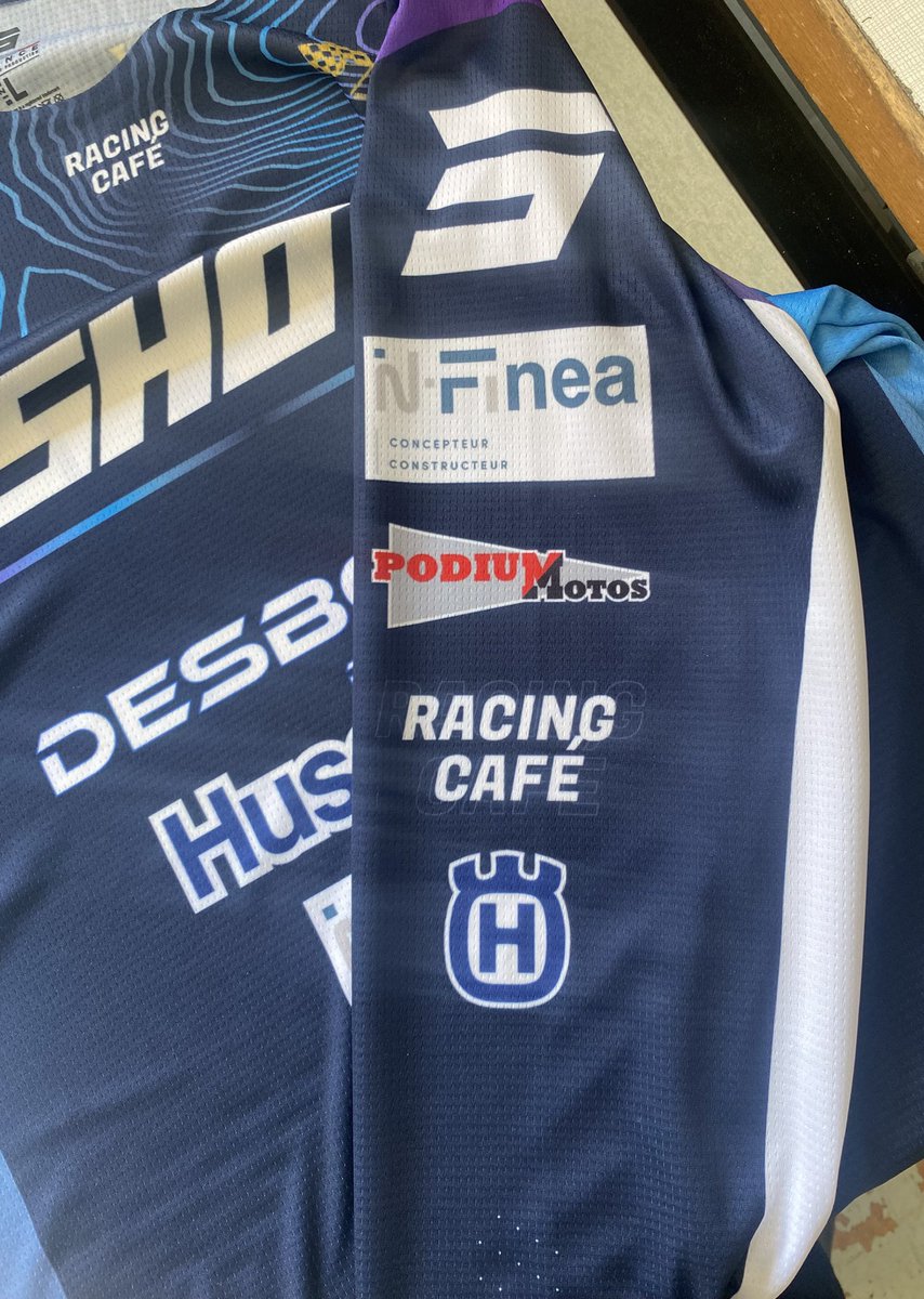 Après la moto, le maillots ! 
Voici le magnifique maillot 2025 au couleur du <a href="/Racing_Cafe_/">Racing Café | #LasVegasGP fan account</a> ! 
Merci à <a href="/ShotRaceGear/">Shot Race Gear</a> pour la fabrication et la livraison en 3 jours ! Tout es prêt pour dimanche !