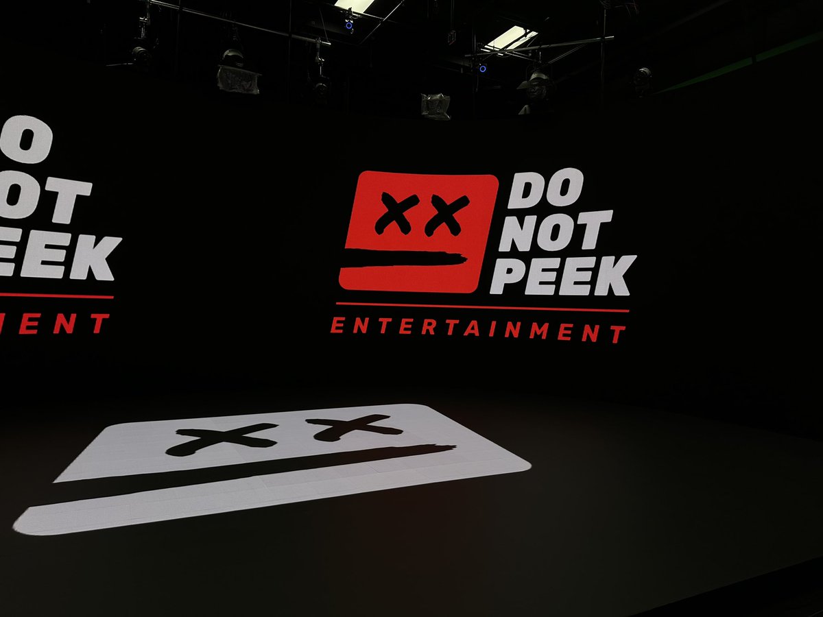 Always a fun time being back at the <a href="/sneaky_big/">SNEAKY BIG</a> studio! 👀

Who shrunk <a href="/SirScoots/">Scott Smith</a>??