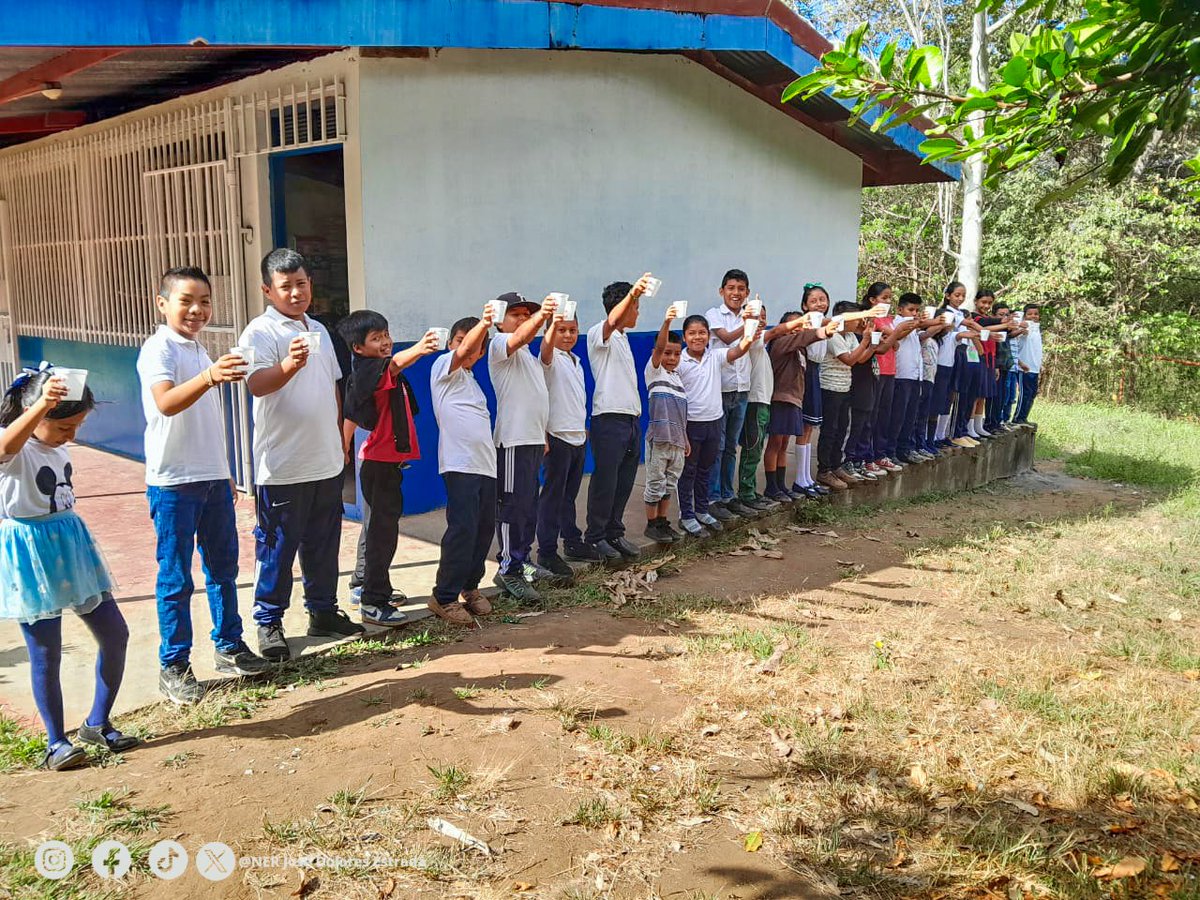 Comprometidos con la salud bucal 🦷✨
Nuestros estudiantes aplican enjuague bucal como parte de su rutina de higiene oral. 
¡Cuidar la sonrisa también es parte del aprendizaje! 😁💙 #SaludBucal #HábitosSaludables