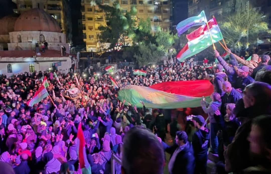 Havent seen such a widespread joyful celebration in #Newroza in #Syria ever!
For the 1st time the Kurd celebrated it publicly in Damascus, this is Shamdeen square.
Many Syrians from across the country traveled to north east to celebrate it there. 💚