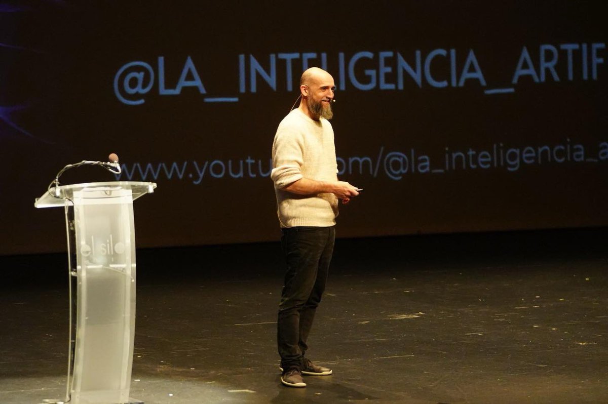 📸🤖💡 La inteligencia artificial ha sido la protagonista esta noche en el Teatro El Silo a través de Jon Hernández, quien desde su conferencia "Inteligencia Artificial: ¿Ola o Tsunami?" nos ha mostrado el impacto que ya tiene la IA en nuestras vidas y todo lo que está por venir.