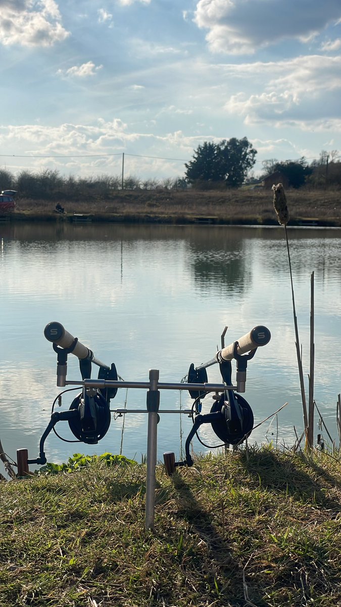 A warm sunny afternoon for #SpringEquinox small 1s to show for it, this being the smallest and prettiest.
Spent the last hour surface fishing, missed 3 bites striking too soon or late. Looking forward to summer evenings fishing on the top
#carp #carpfishing #fishing #fishingtrip