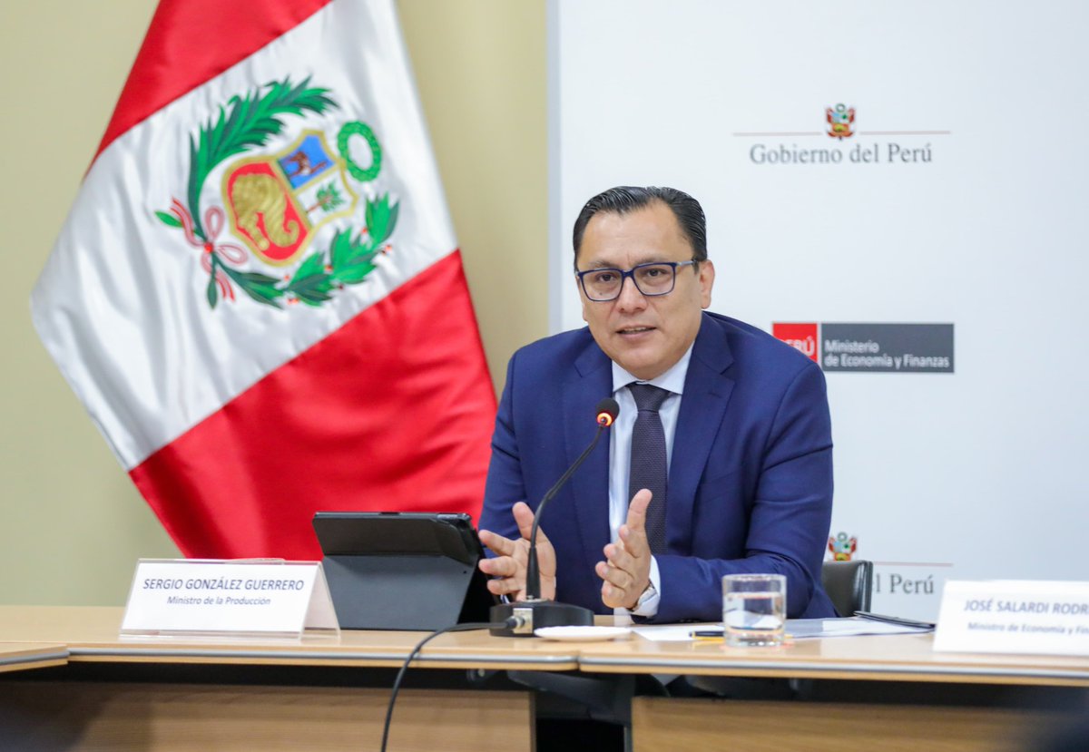 MINPRODUCCION's tweet photo. El ministro de la Producción, Sergio González, participó en la Mesa Ejecutiva para la Implementación de la Reforma de la Industria Nacional a través del Fortalecimiento de la Industria Naval en el Perú, donde anunció nuevos concursos de @ProInnovate_ para impulsar el desarrollo de las mype del sector.