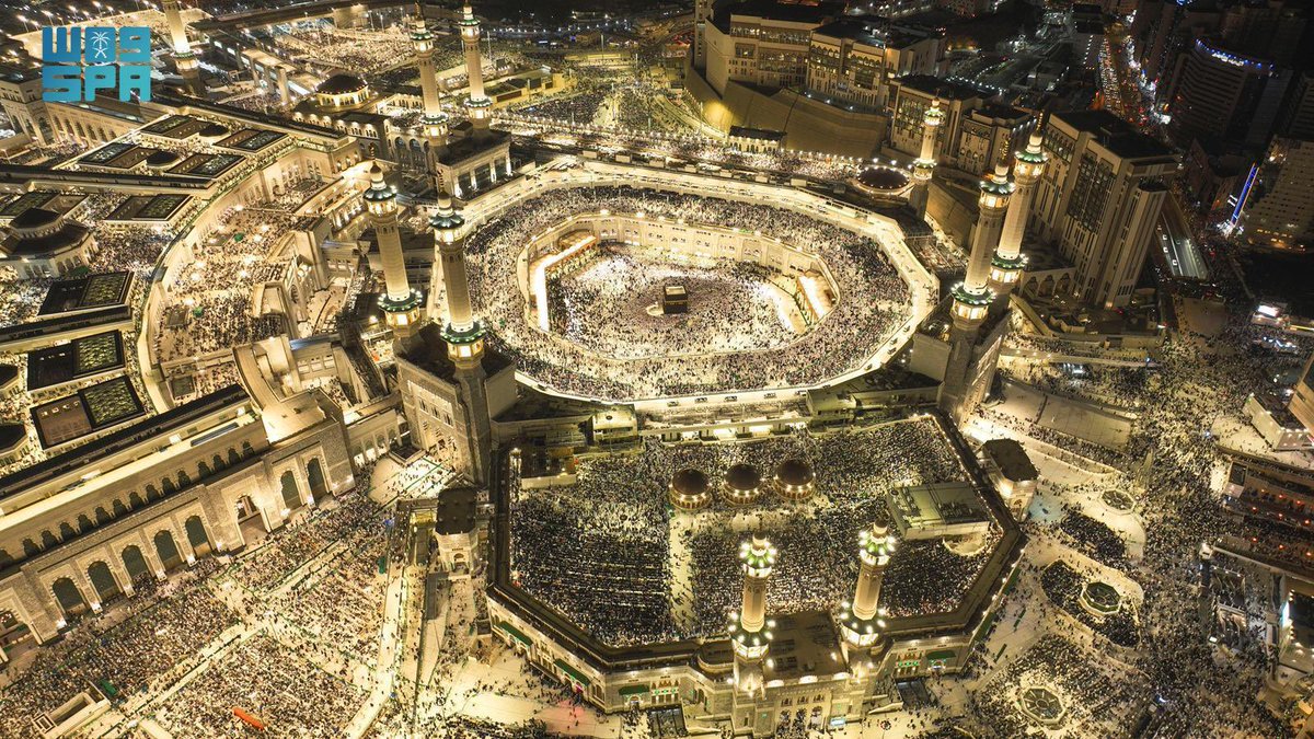 AJELNEWS24's tweet photo. في مشاهد مهيبة.. 

امتلاء المسجد الحرام وساحاته ليلة 21 من #رمضان  . https://t.co/NJ0jMuC0DS